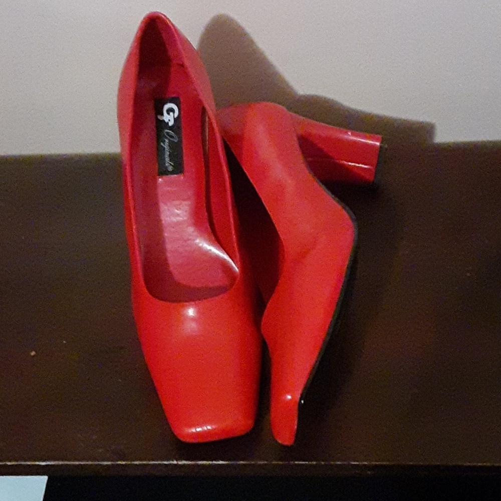 Red ladies pumps